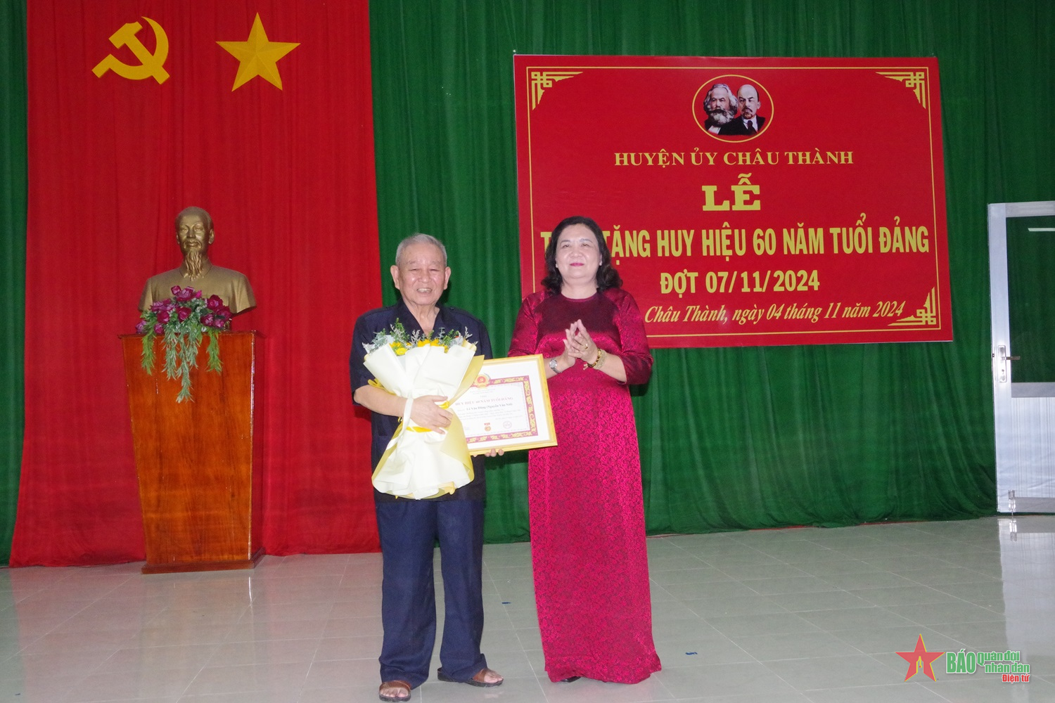 Trao Huy hiệu 60 năm tuổi Đảng tặng đồng chí Đại tướng Lê Văn Dũng